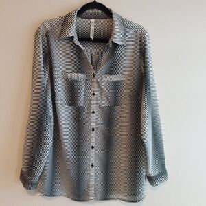 NY Collection Woman Black & White Abstract Geo Print Blouse